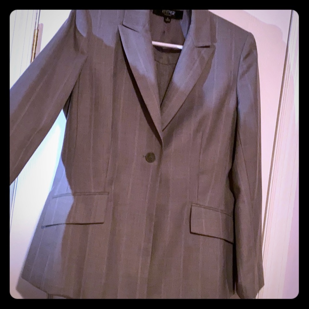 Grey one button Kasper pantsuit